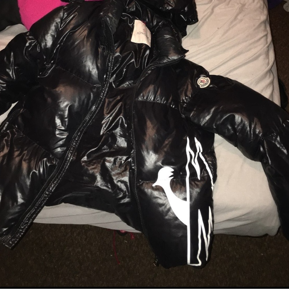 Used authentic Moncler coat kids size L I’m a adult female and it fits me.